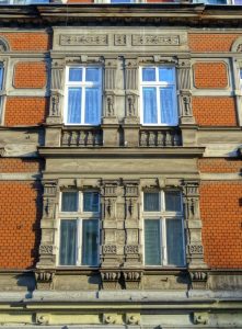 Pilastras en un edificio en Bydgoszcz, Polonia.